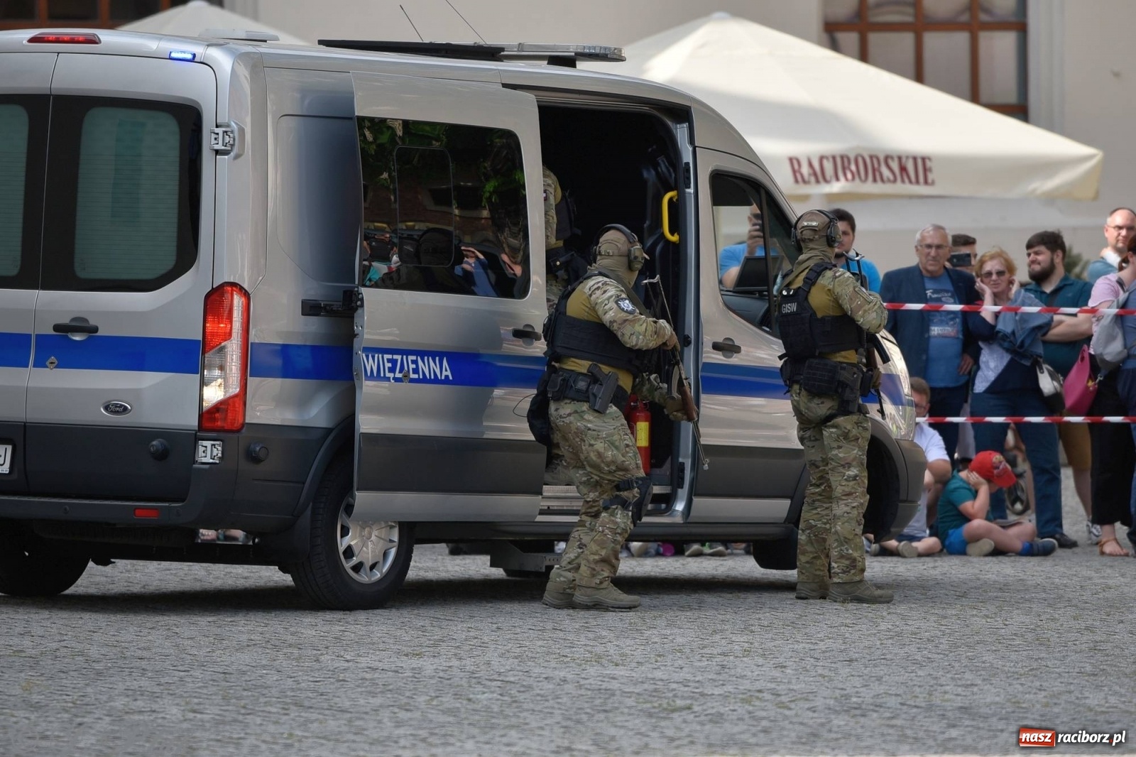Zdjęcie w galerii na portalu naszraciborz.pl: Atak na konwój. Pokaz grupy interwencyjnej SW na raciborskim zamku [FOTO i WIDEO] wiadomości z regionu
