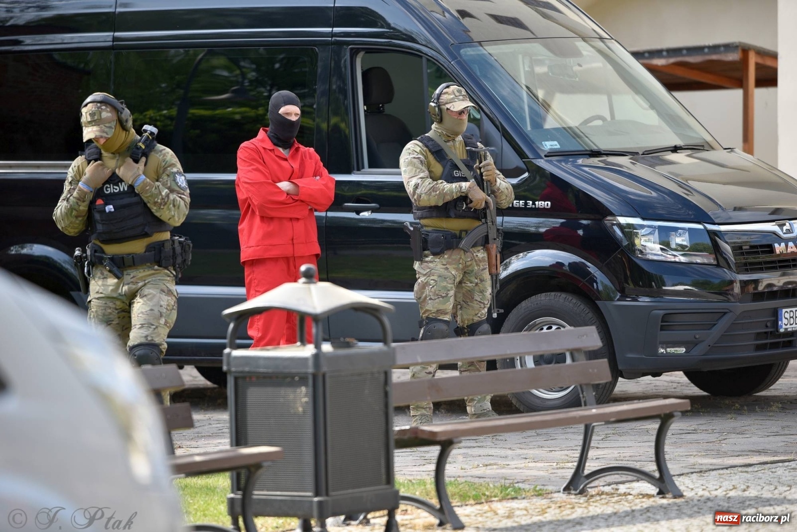 Zdjęcie w galerii na portalu naszraciborz.pl: Atak na konwój. Pokaz grupy interwencyjnej SW na raciborskim zamku [FOTO i WIDEO] wiadomości z regionu