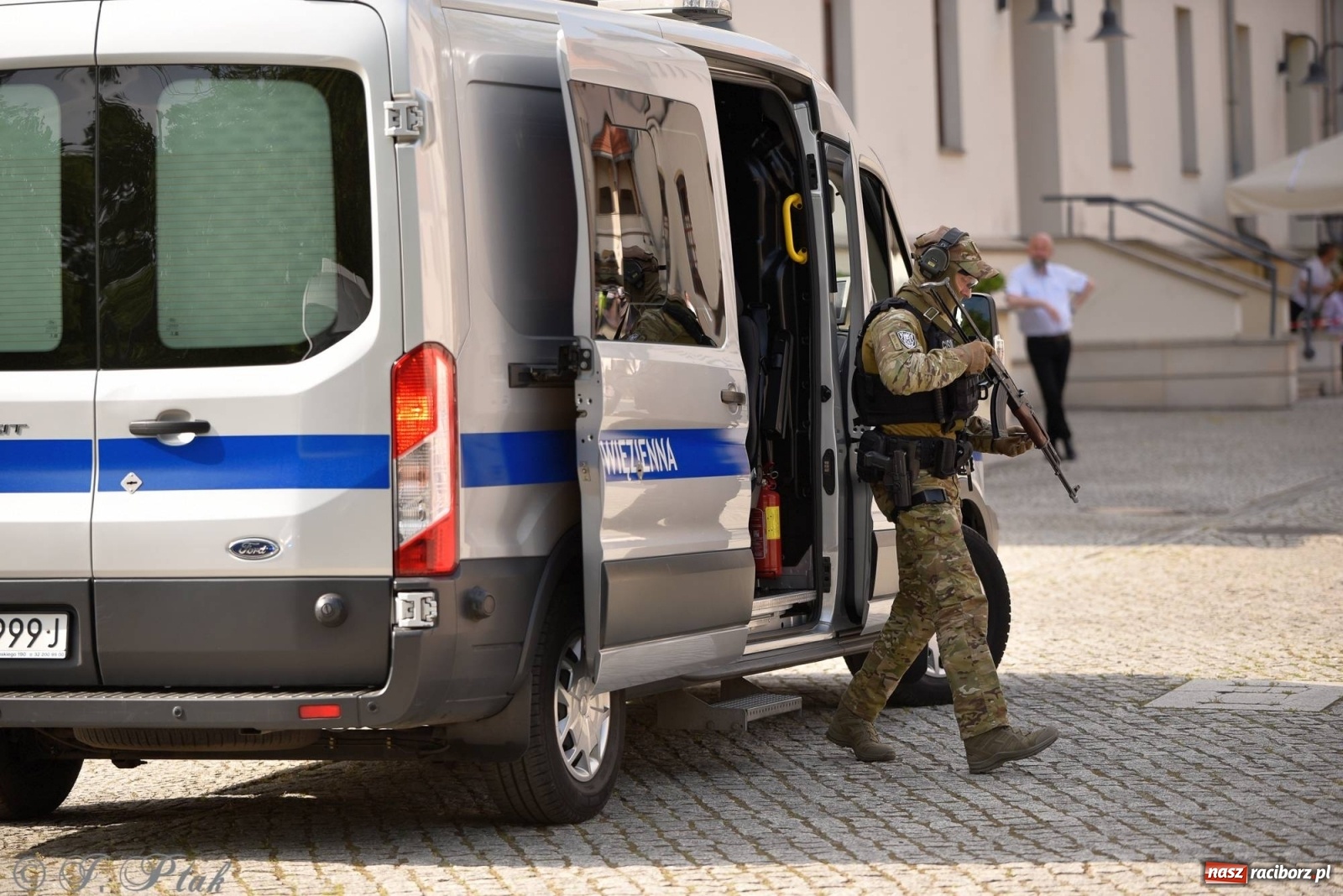 Zdjęcie w galerii na portalu naszraciborz.pl: Atak na konwój. Pokaz grupy interwencyjnej SW na raciborskim zamku [FOTO i WIDEO] wiadomości z regionu