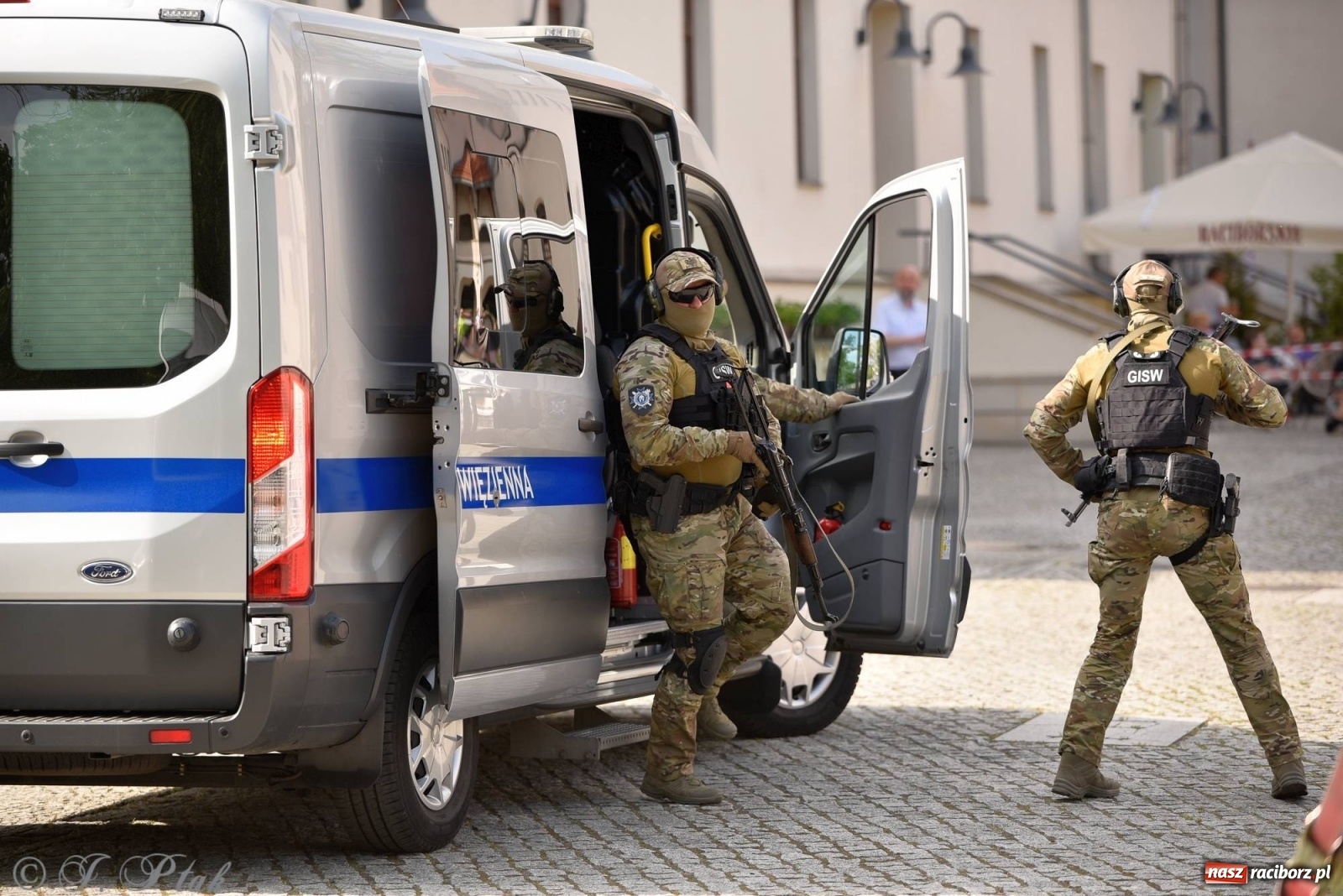 Zdjęcie w galerii na portalu naszraciborz.pl: Atak na konwój. Pokaz grupy interwencyjnej SW na raciborskim zamku [FOTO i WIDEO] wiadomości z regionu