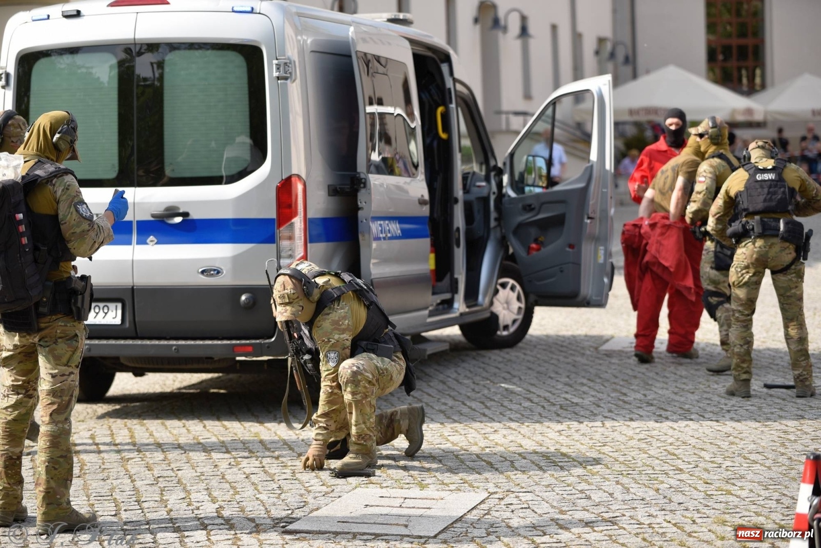 Zdjęcie w galerii na portalu naszraciborz.pl: Atak na konwój. Pokaz grupy interwencyjnej SW na raciborskim zamku [FOTO i WIDEO] wiadomości z regionu