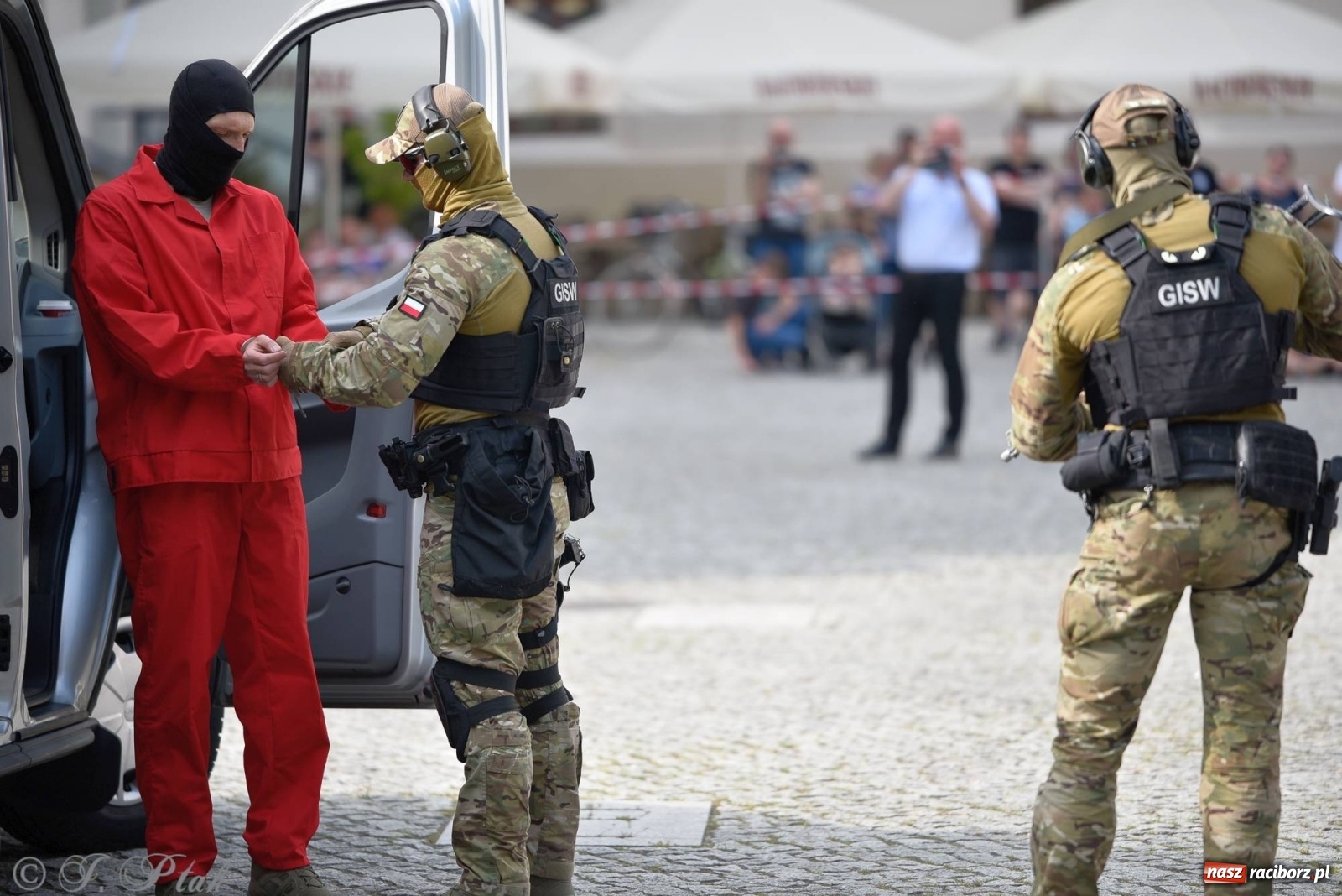 Zdjęcie w galerii na portalu naszraciborz.pl: Atak na konwój. Pokaz grupy interwencyjnej SW na raciborskim zamku [FOTO i WIDEO] wiadomości z regionu
