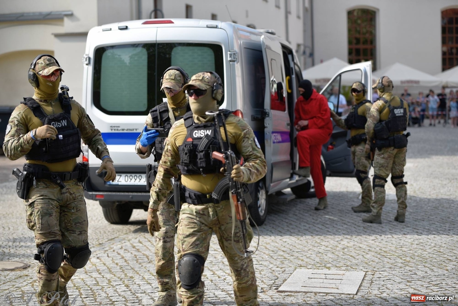 Zdjęcie w galerii na portalu naszraciborz.pl: Atak na konwój. Pokaz grupy interwencyjnej SW na raciborskim zamku [FOTO i WIDEO] wiadomości z regionu