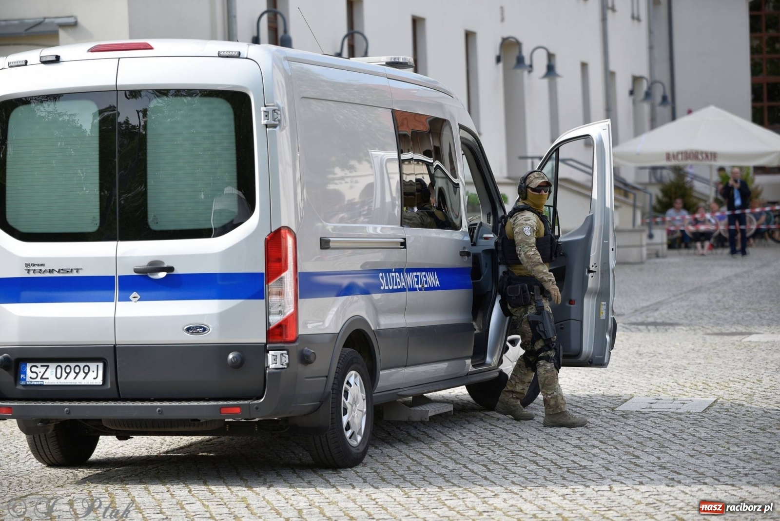 Zdjęcie w galerii na portalu naszraciborz.pl: Atak na konwój. Pokaz grupy interwencyjnej SW na raciborskim zamku [FOTO i WIDEO] wiadomości z regionu
