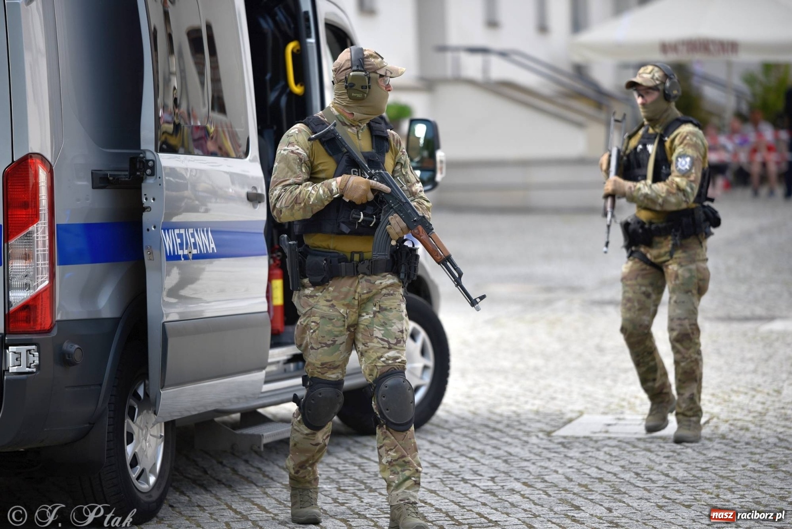 Zdjęcie w galerii na portalu naszraciborz.pl: Atak na konwój. Pokaz grupy interwencyjnej SW na raciborskim zamku [FOTO i WIDEO] wiadomości z regionu