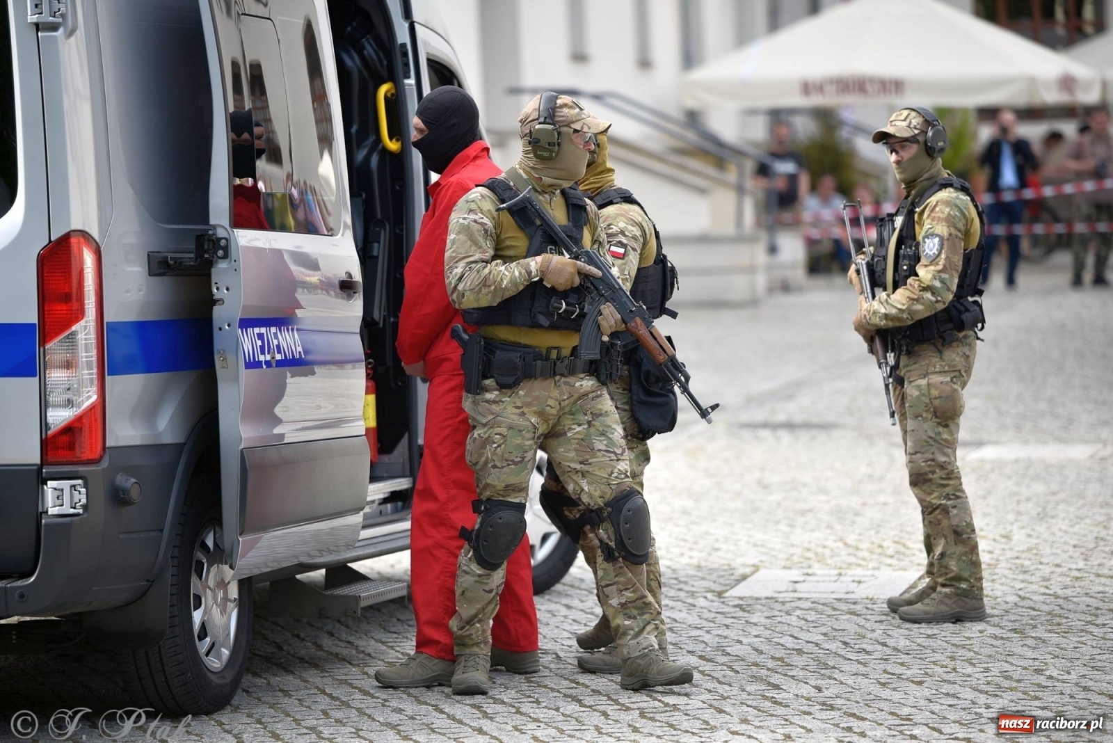 Zdjęcie w galerii na portalu naszraciborz.pl: Atak na konwój. Pokaz grupy interwencyjnej SW na raciborskim zamku [FOTO i WIDEO] wiadomości z regionu