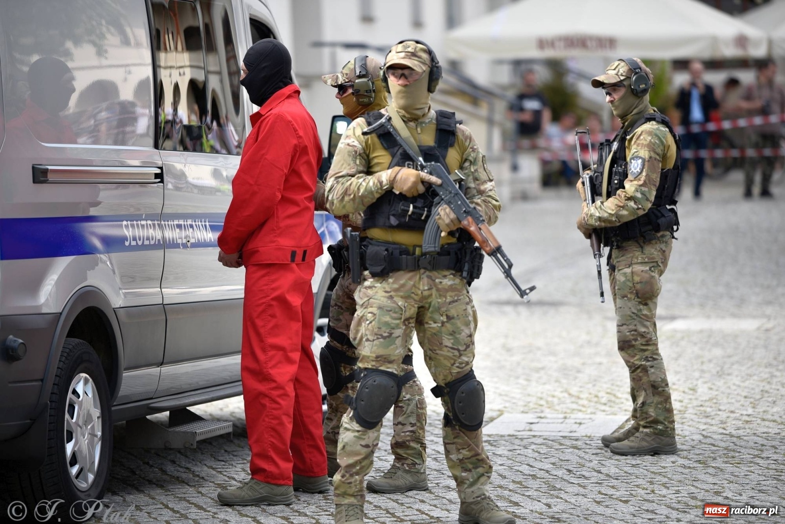 Zdjęcie w galerii na portalu naszraciborz.pl: Atak na konwój. Pokaz grupy interwencyjnej SW na raciborskim zamku [FOTO i WIDEO] wiadomości z regionu
