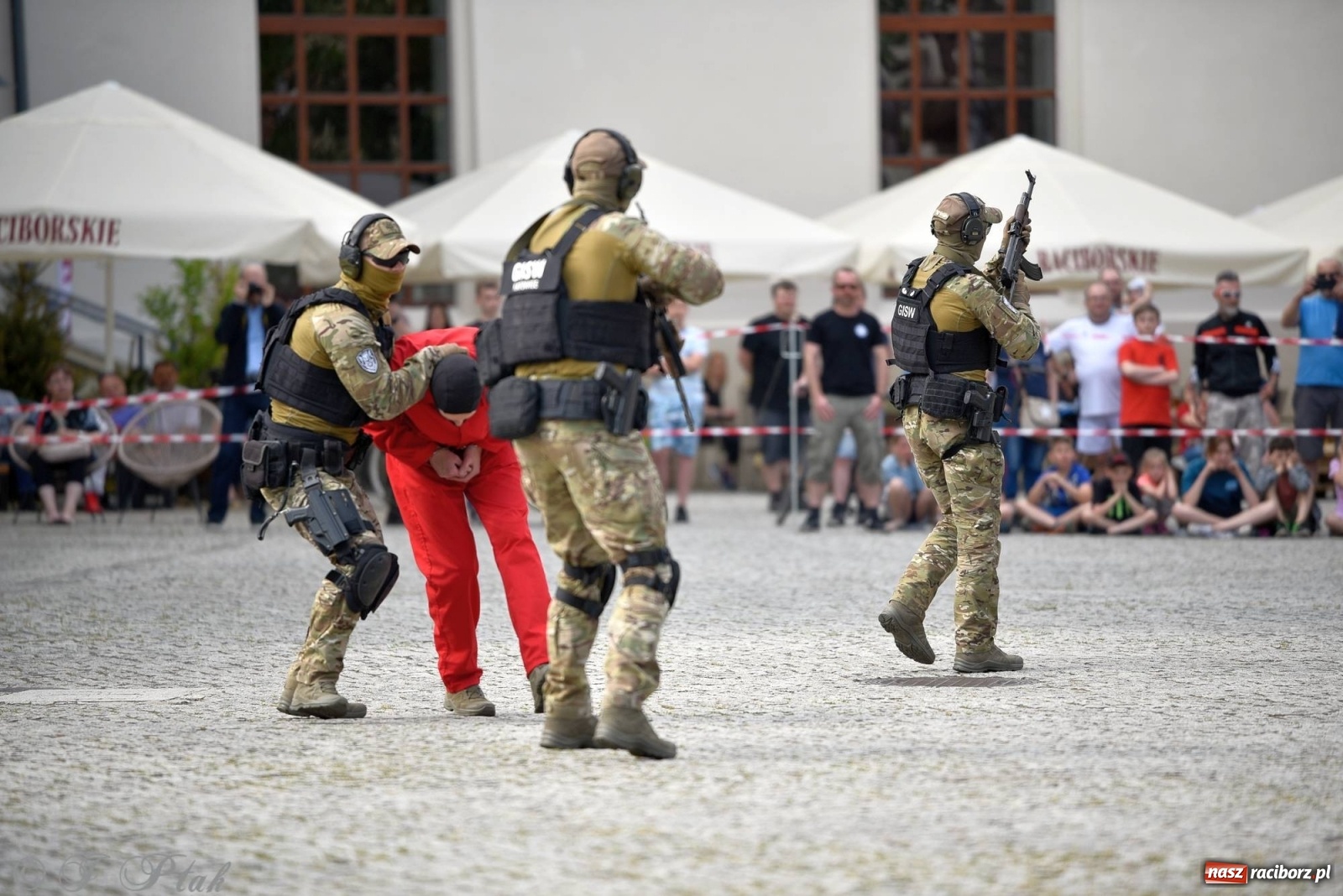Zdjęcie w galerii na portalu naszraciborz.pl: Atak na konwój. Pokaz grupy interwencyjnej SW na raciborskim zamku [FOTO i WIDEO] wiadomości z regionu