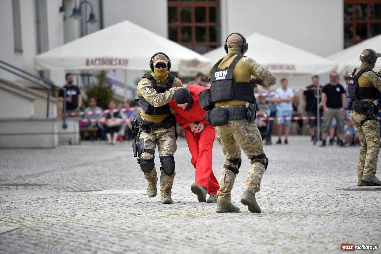 Zdjęcie w galerii na portalu naszraciborz.pl: Atak na konwój. Pokaz grupy interwencyjnej SW na raciborskim zamku [FOTO i WIDEO] wiadomości z regionu