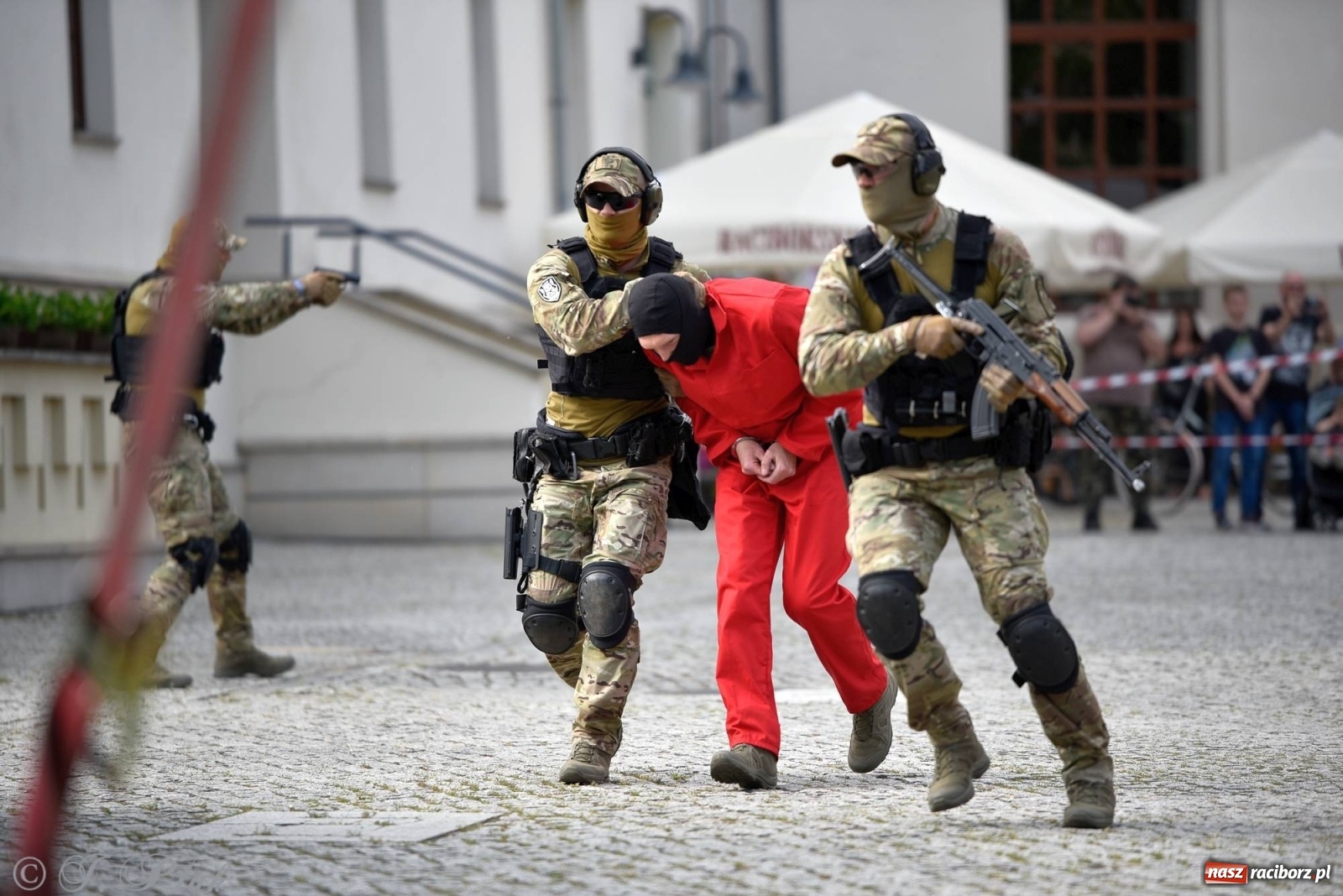Zdjęcie w galerii na portalu naszraciborz.pl: Atak na konwój. Pokaz grupy interwencyjnej SW na raciborskim zamku [FOTO i WIDEO] wiadomości z regionu