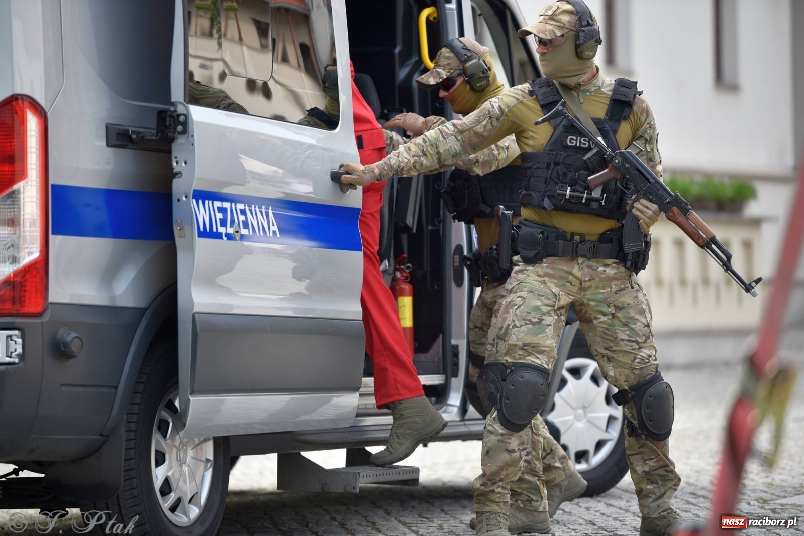 Zdjęcie w galerii na portalu naszraciborz.pl: Atak na konwój. Pokaz grupy interwencyjnej SW na raciborskim zamku [FOTO i WIDEO] wiadomości z regionu