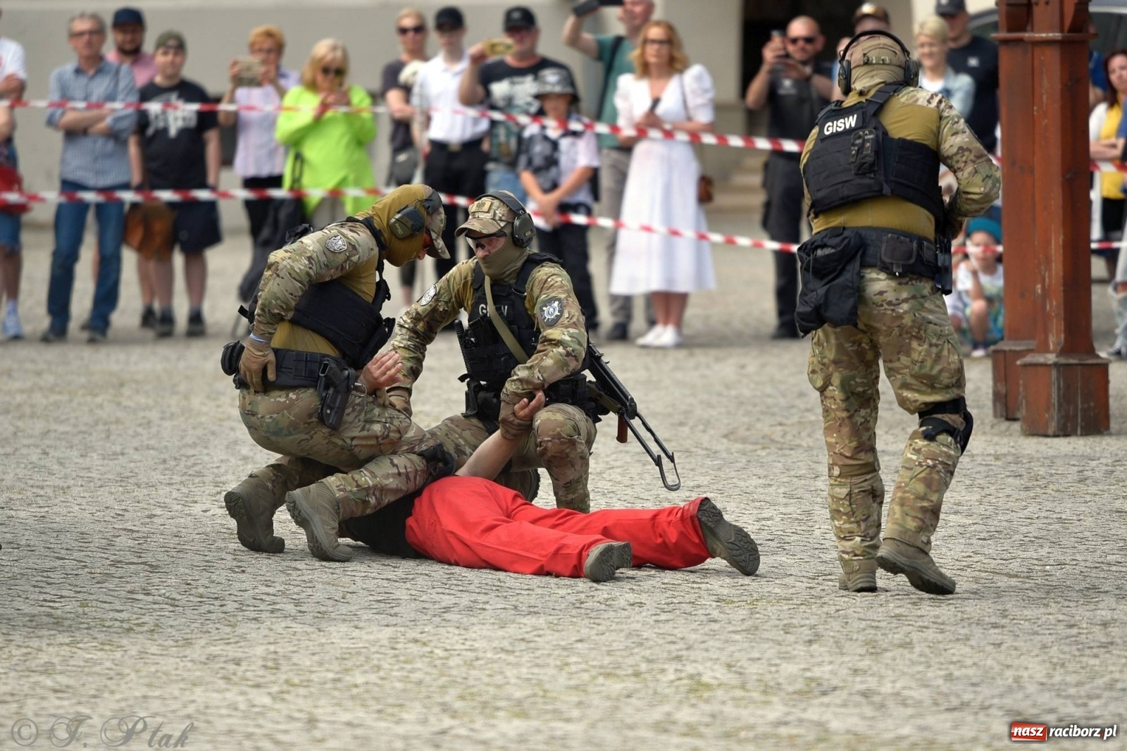 Zdjęcie w galerii na portalu naszraciborz.pl: Atak na konwój. Pokaz grupy interwencyjnej SW na raciborskim zamku [FOTO i WIDEO] wiadomości z regionu