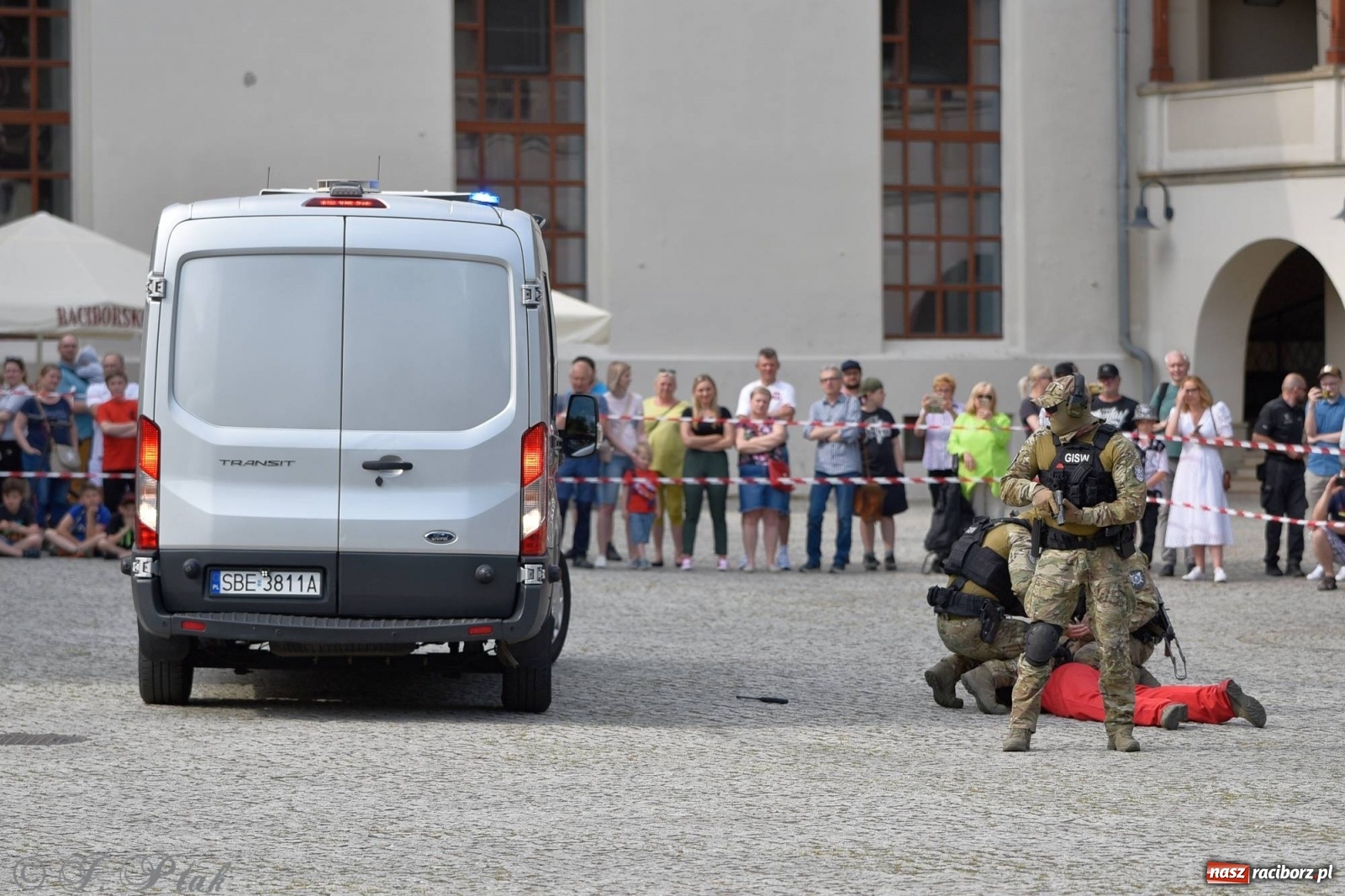 Zdjęcie w galerii na portalu naszraciborz.pl: Atak na konwój. Pokaz grupy interwencyjnej SW na raciborskim zamku [FOTO i WIDEO] wiadomości z regionu