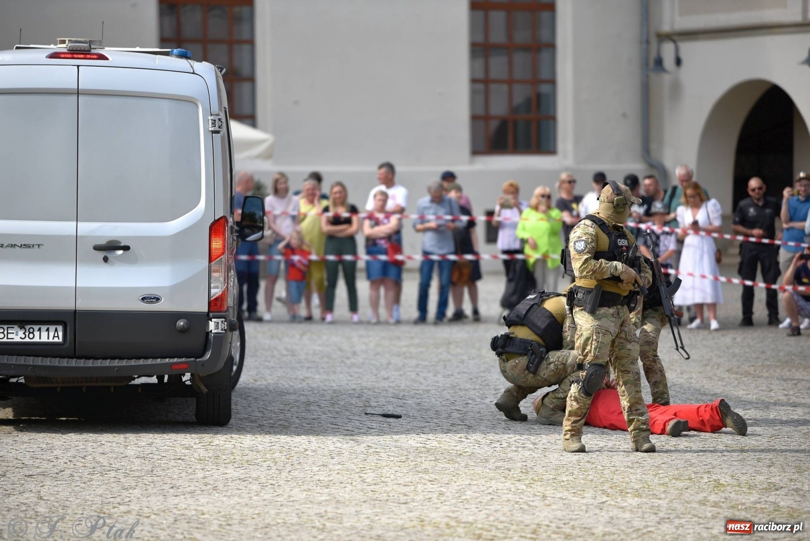 Zdjęcie w galerii na portalu naszraciborz.pl: Atak na konwój. Pokaz grupy interwencyjnej SW na raciborskim zamku [FOTO i WIDEO] wiadomości z regionu