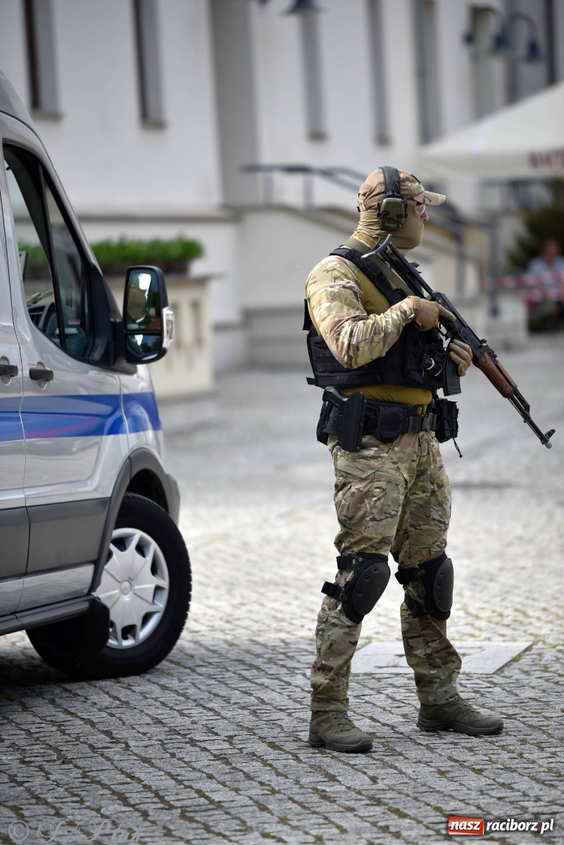 Zdjęcie w galerii na portalu naszraciborz.pl: Atak na konwój. Pokaz grupy interwencyjnej SW na raciborskim zamku [FOTO i WIDEO] wiadomości z regionu