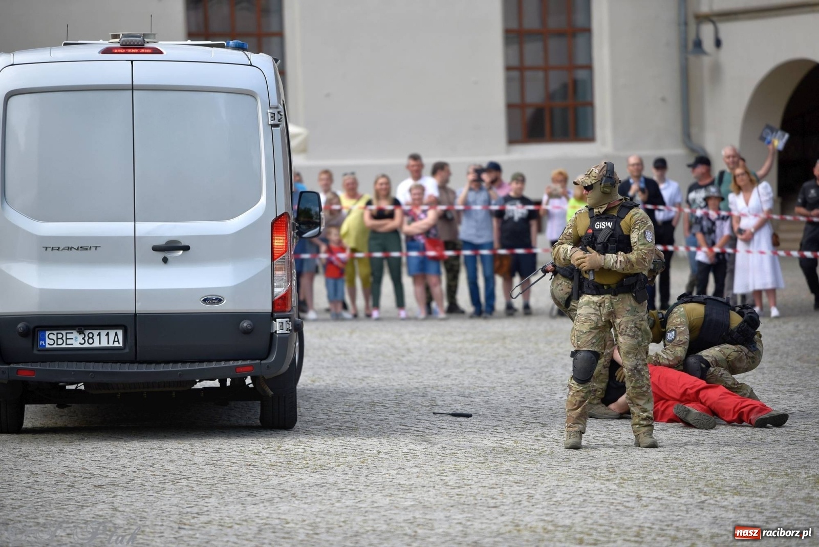 Zdjęcie w galerii na portalu naszraciborz.pl: Atak na konwój. Pokaz grupy interwencyjnej SW na raciborskim zamku [FOTO i WIDEO] wiadomości z regionu