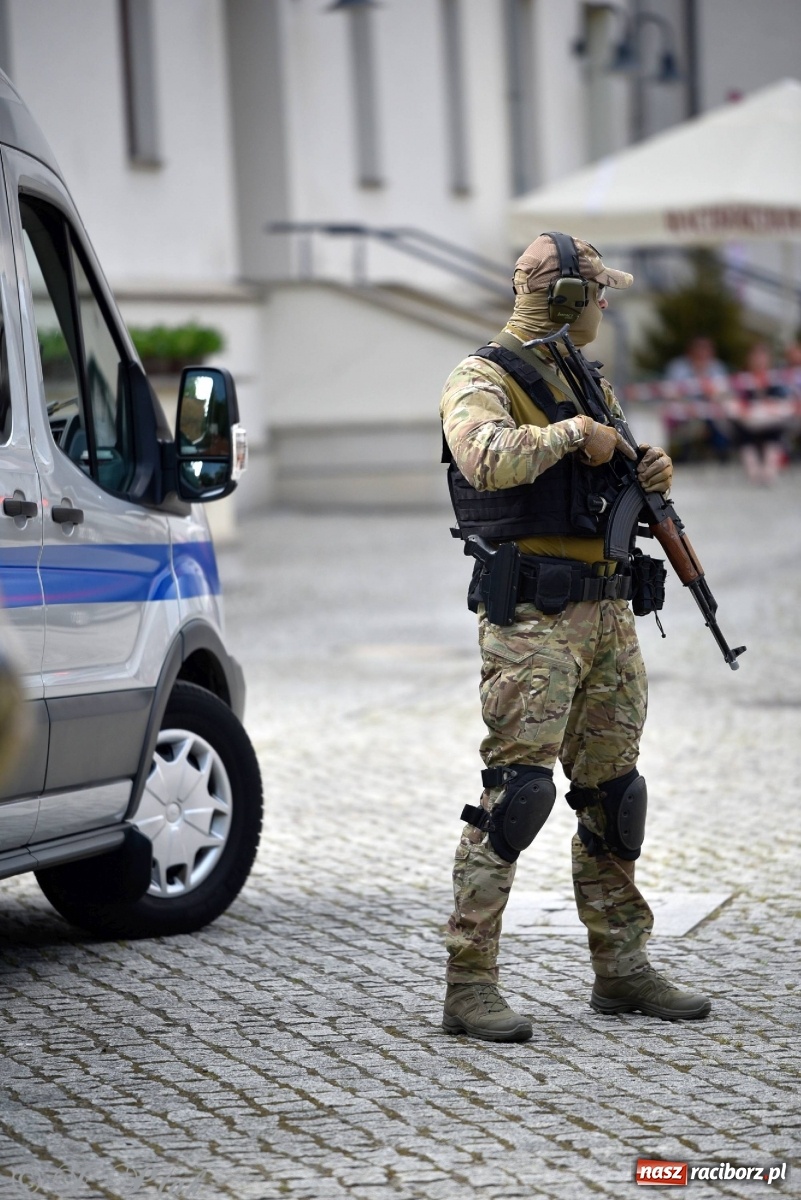 Zdjęcie w galerii na portalu naszraciborz.pl: Atak na konwój. Pokaz grupy interwencyjnej SW na raciborskim zamku [FOTO i WIDEO] wiadomości z regionu
