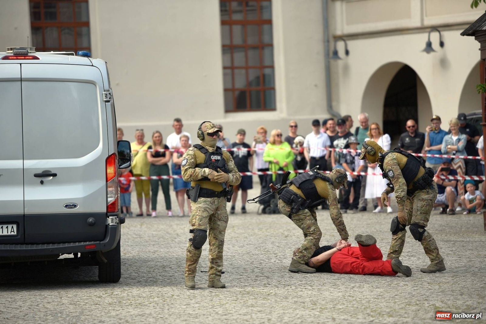 Zdjęcie w galerii na portalu naszraciborz.pl: Atak na konwój. Pokaz grupy interwencyjnej SW na raciborskim zamku [FOTO i WIDEO] wiadomości z regionu