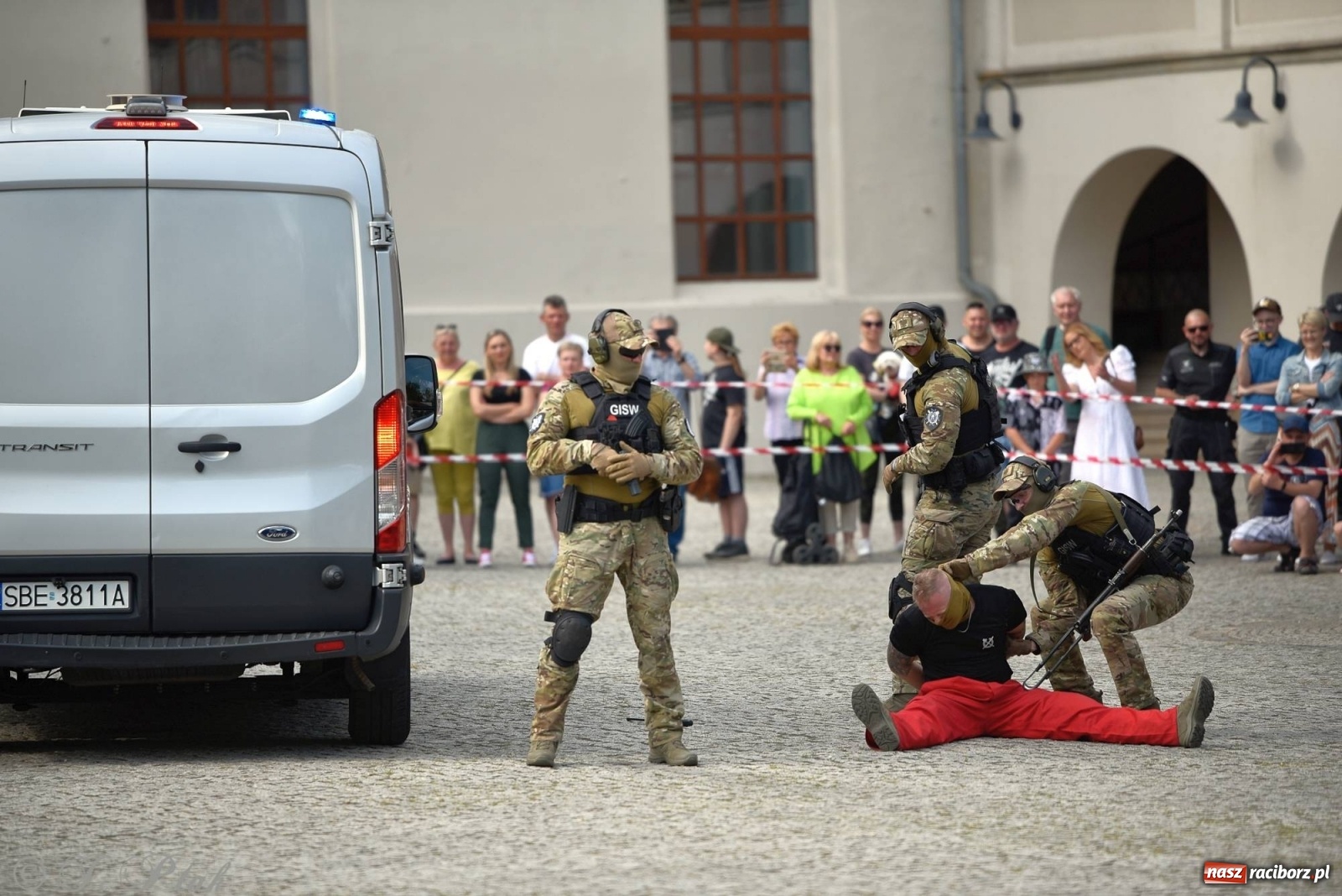 Zdjęcie w galerii na portalu naszraciborz.pl: Atak na konwój. Pokaz grupy interwencyjnej SW na raciborskim zamku [FOTO i WIDEO] wiadomości z regionu