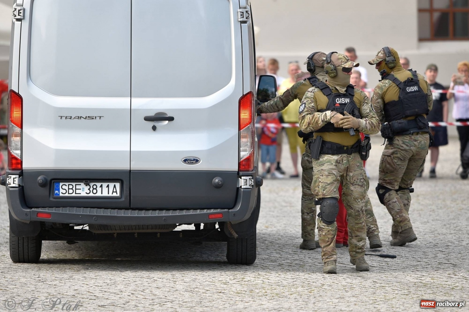 Zdjęcie w galerii na portalu naszraciborz.pl: Atak na konwój. Pokaz grupy interwencyjnej SW na raciborskim zamku [FOTO i WIDEO] wiadomości z regionu