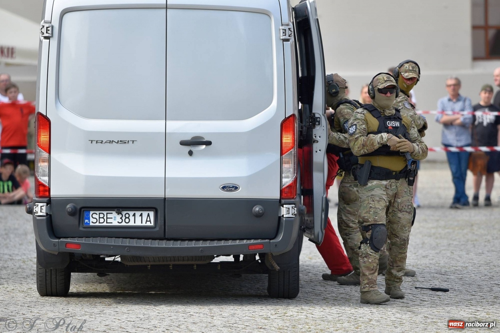 Zdjęcie w galerii na portalu naszraciborz.pl: Atak na konwój. Pokaz grupy interwencyjnej SW na raciborskim zamku [FOTO i WIDEO] wiadomości z regionu
