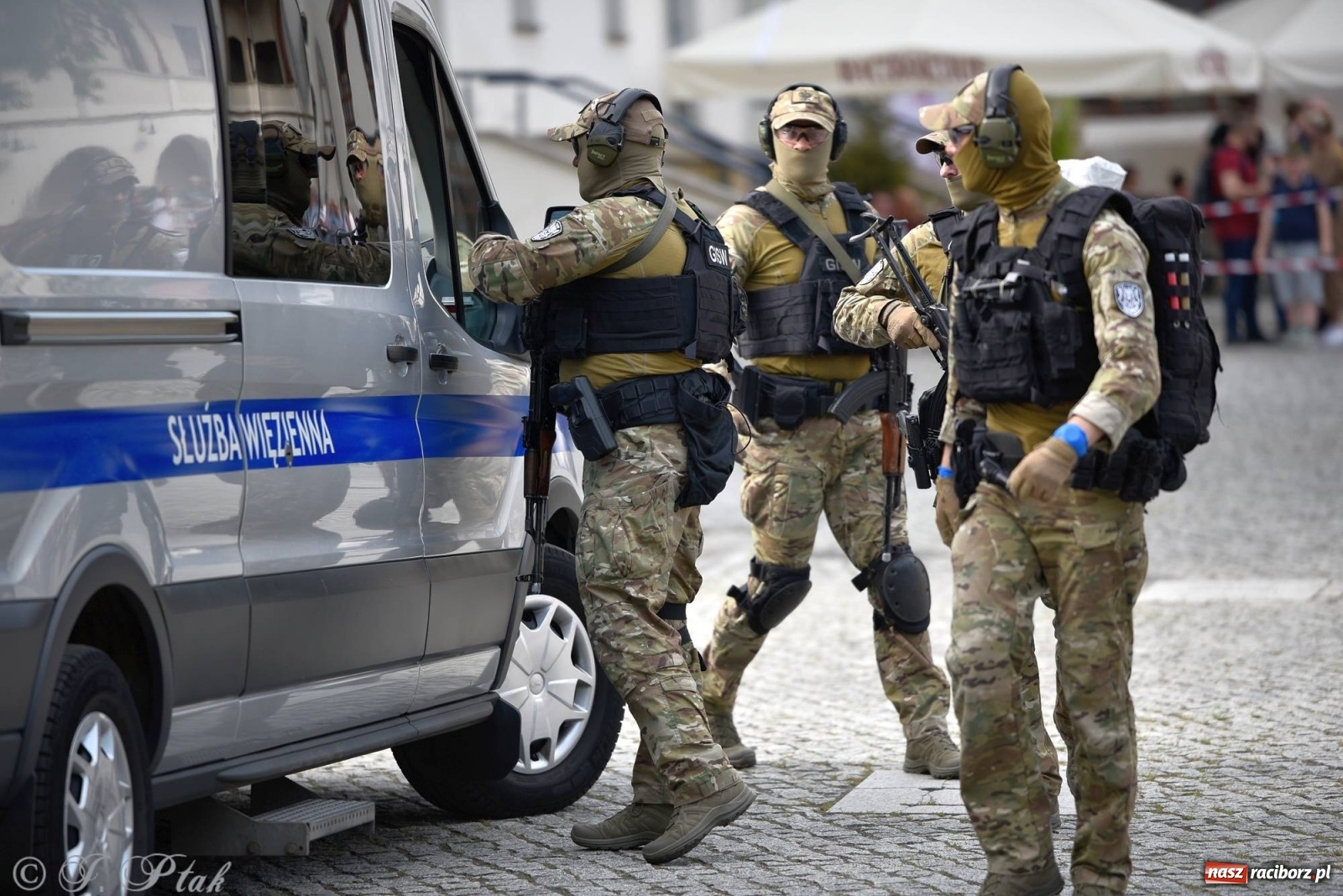 Zdjęcie w galerii na portalu naszraciborz.pl: Atak na konwój. Pokaz grupy interwencyjnej SW na raciborskim zamku [FOTO i WIDEO] wiadomości z regionu