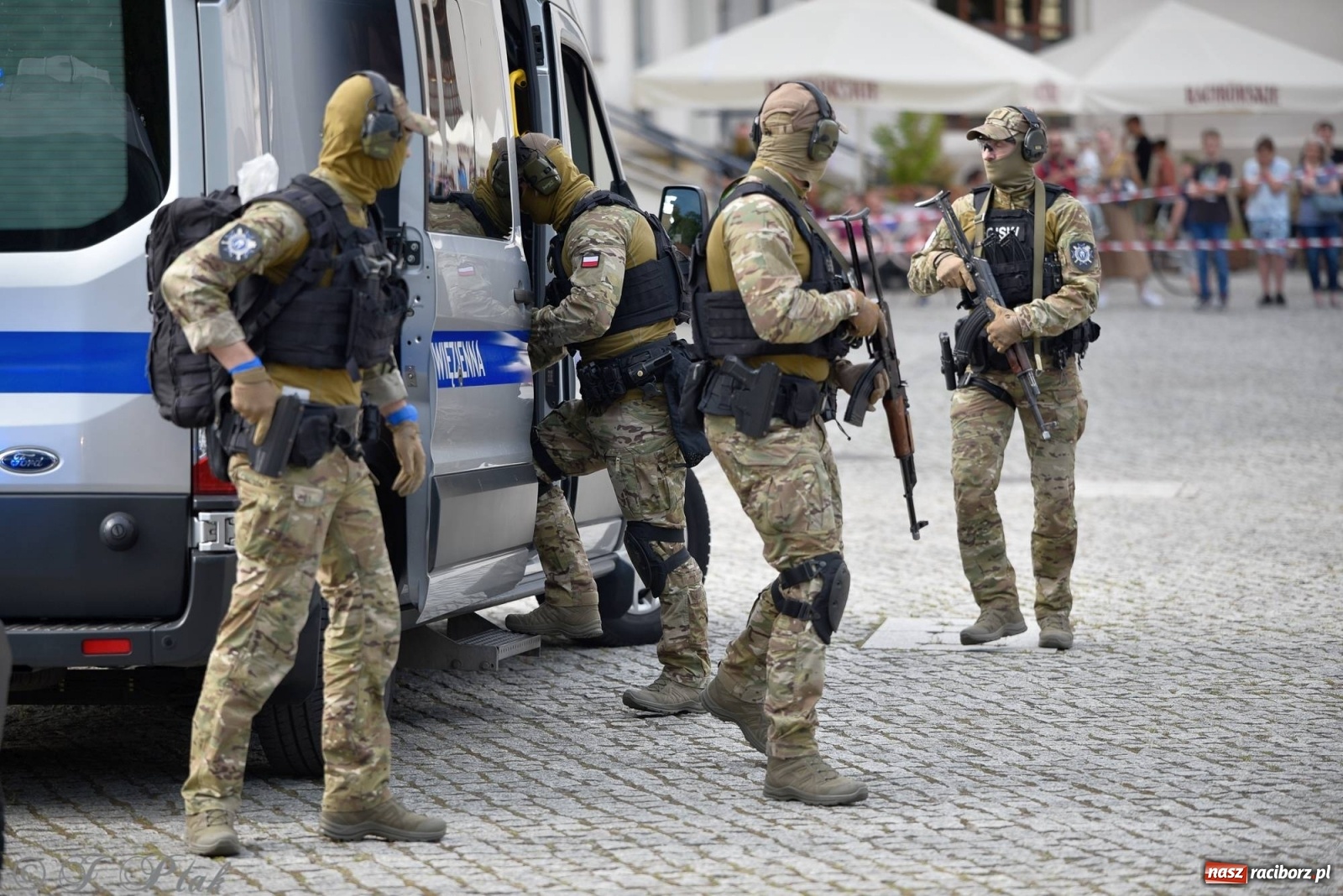 Zdjęcie w galerii na portalu naszraciborz.pl: Atak na konwój. Pokaz grupy interwencyjnej SW na raciborskim zamku [FOTO i WIDEO] wiadomości z regionu