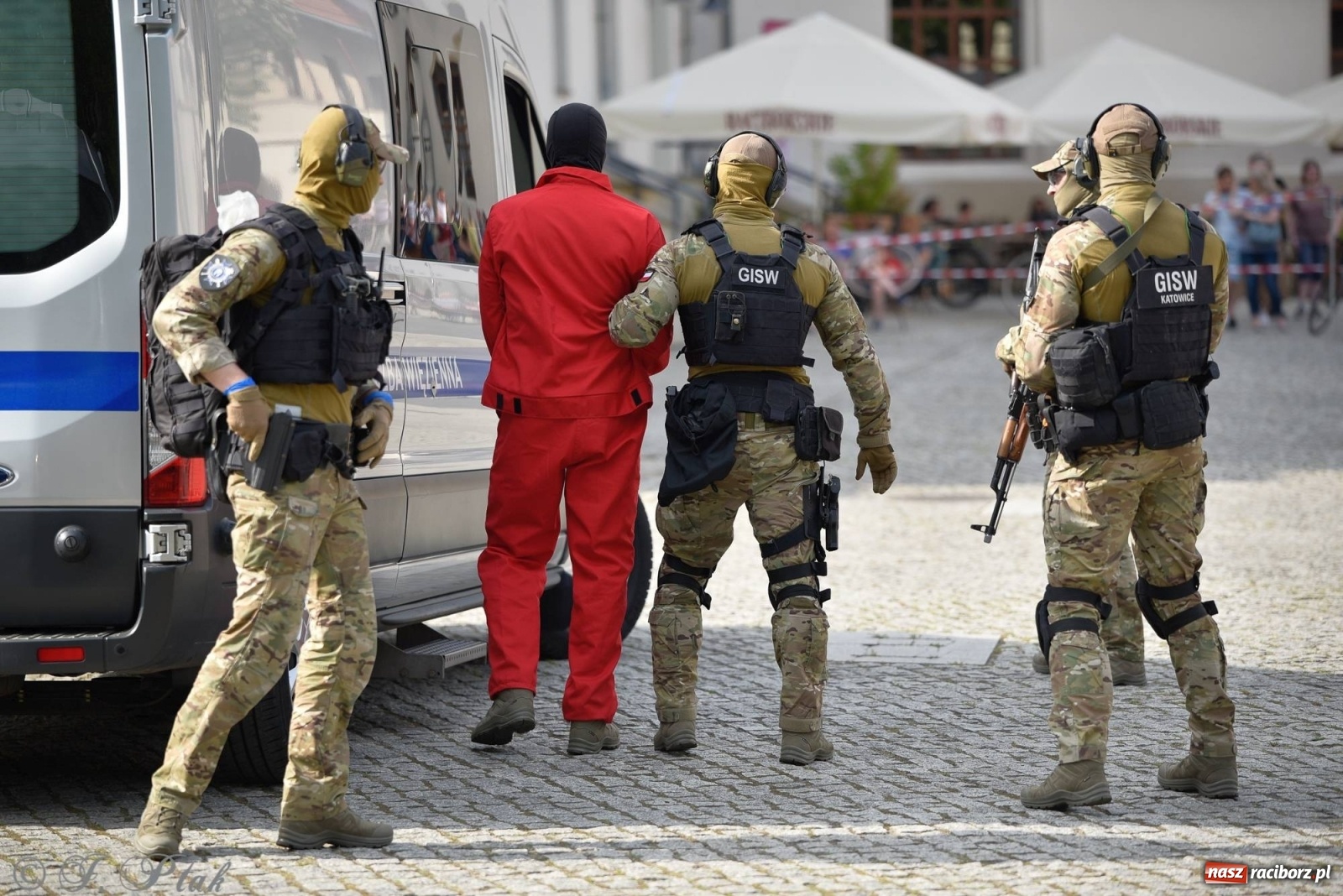 Zdjęcie w galerii na portalu naszraciborz.pl: Atak na konwój. Pokaz grupy interwencyjnej SW na raciborskim zamku [FOTO i WIDEO] wiadomości z regionu