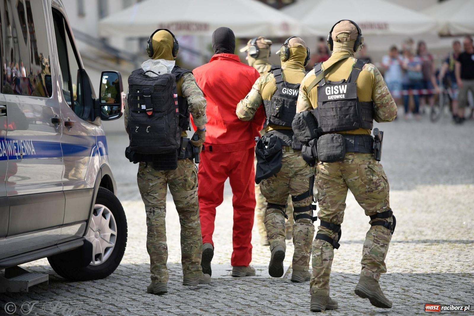 Zdjęcie w galerii na portalu naszraciborz.pl: Atak na konwój. Pokaz grupy interwencyjnej SW na raciborskim zamku [FOTO i WIDEO] wiadomości z regionu