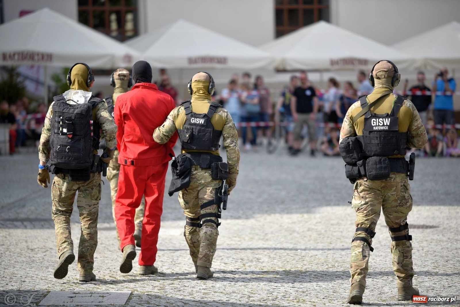 Zdjęcie w galerii na portalu naszraciborz.pl: Atak na konwój. Pokaz grupy interwencyjnej SW na raciborskim zamku [FOTO i WIDEO] wiadomości z regionu