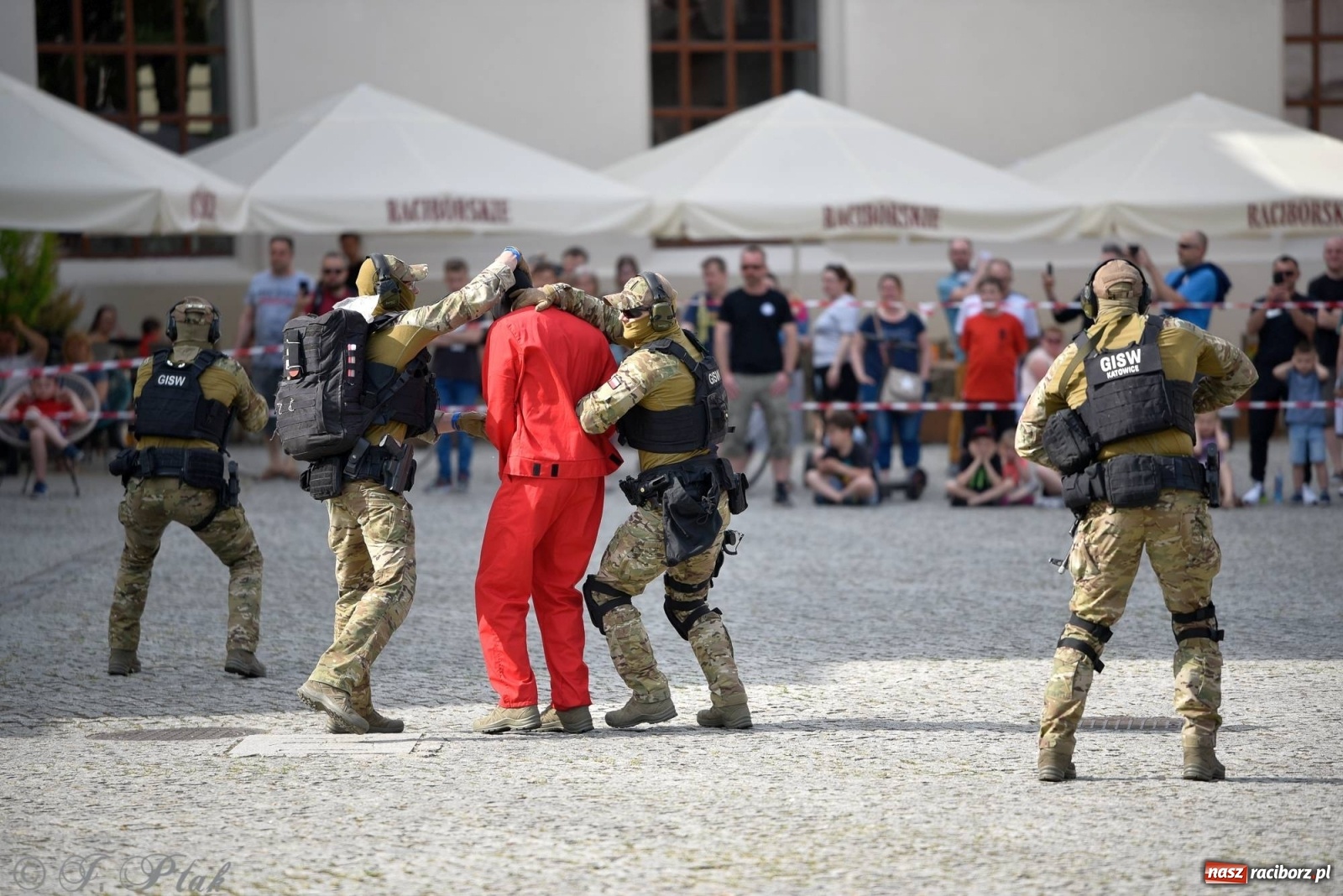 Zdjęcie w galerii na portalu naszraciborz.pl: Atak na konwój. Pokaz grupy interwencyjnej SW na raciborskim zamku [FOTO i WIDEO] wiadomości z regionu