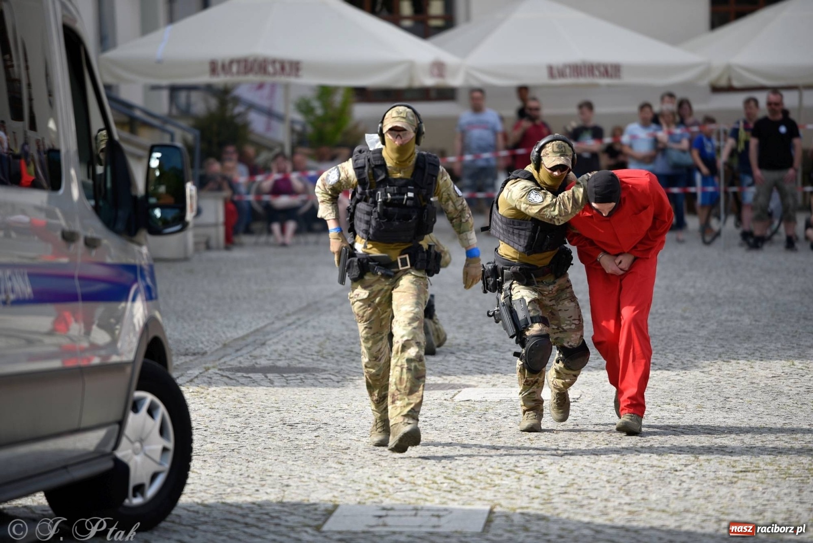 Zdjęcie w galerii na portalu naszraciborz.pl: Atak na konwój. Pokaz grupy interwencyjnej SW na raciborskim zamku [FOTO i WIDEO] wiadomości z regionu