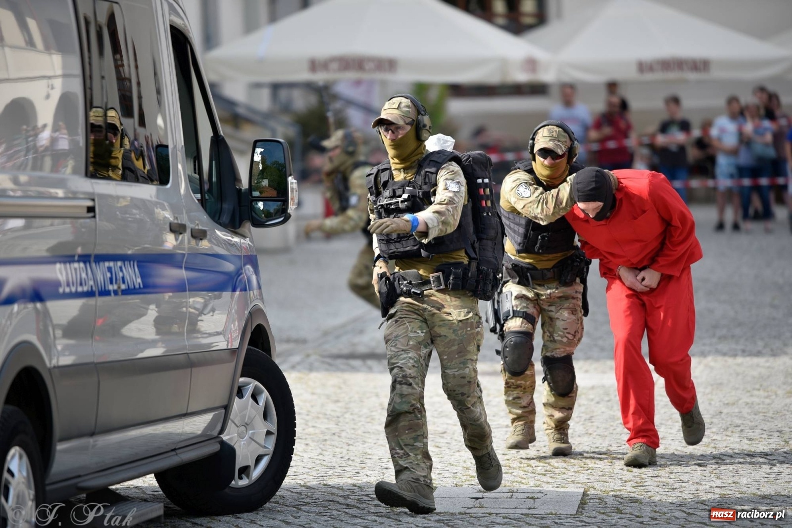 Zdjęcie w galerii na portalu naszraciborz.pl: Atak na konwój. Pokaz grupy interwencyjnej SW na raciborskim zamku [FOTO i WIDEO] wiadomości z regionu