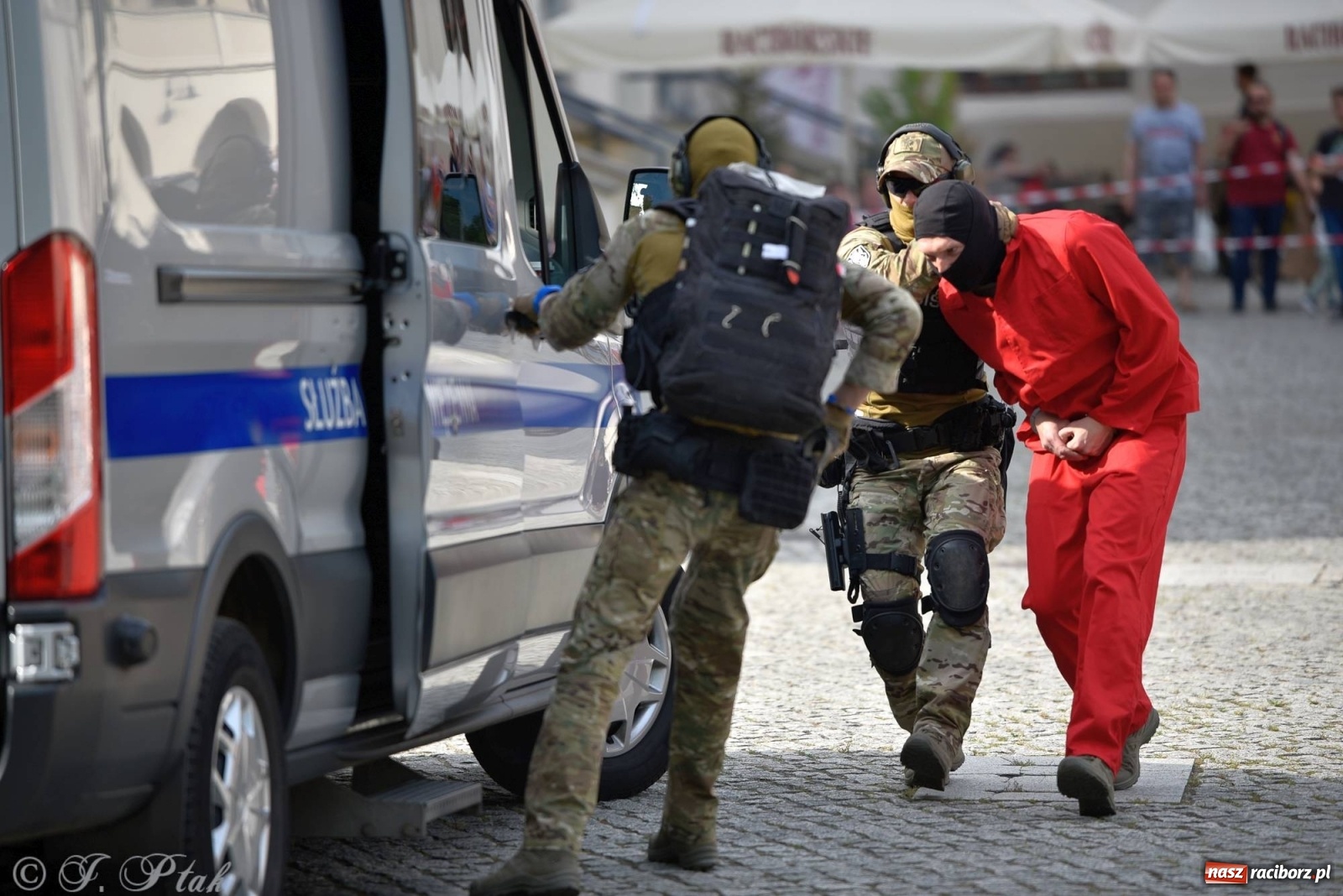Zdjęcie w galerii na portalu naszraciborz.pl: Atak na konwój. Pokaz grupy interwencyjnej SW na raciborskim zamku [FOTO i WIDEO] wiadomości z regionu