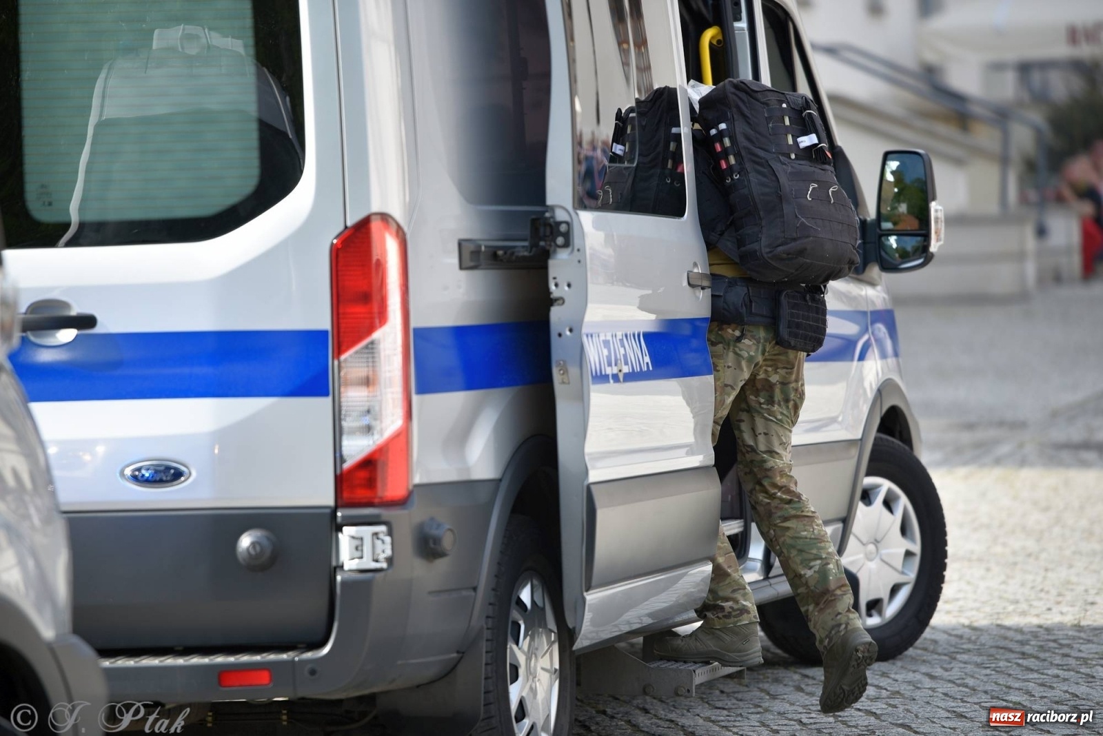 Zdjęcie w galerii na portalu naszraciborz.pl: Atak na konwój. Pokaz grupy interwencyjnej SW na raciborskim zamku [FOTO i WIDEO] wiadomości z regionu