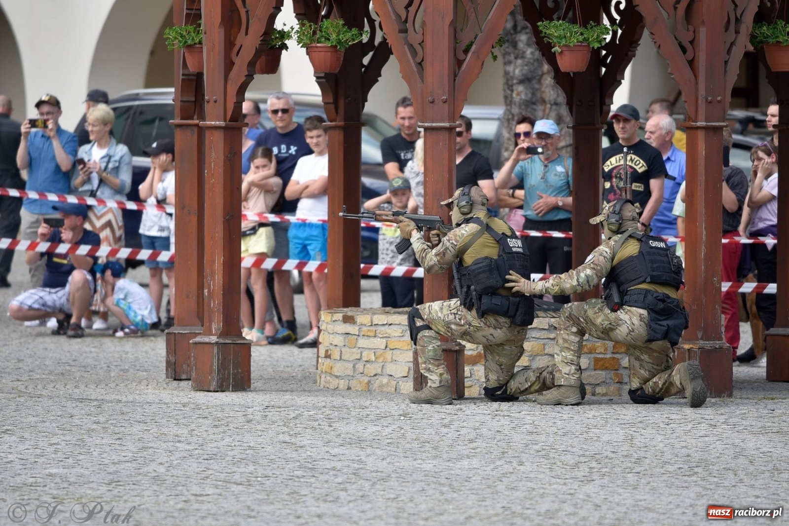 Zdjęcie w galerii na portalu naszraciborz.pl: Atak na konwój. Pokaz grupy interwencyjnej SW na raciborskim zamku [FOTO i WIDEO] wiadomości z regionu