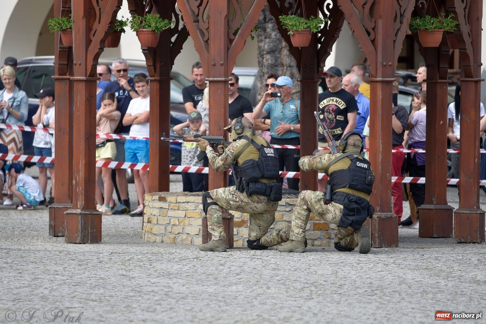 Zdjęcie w galerii na portalu naszraciborz.pl: Atak na konwój. Pokaz grupy interwencyjnej SW na raciborskim zamku [FOTO i WIDEO] wiadomości z regionu