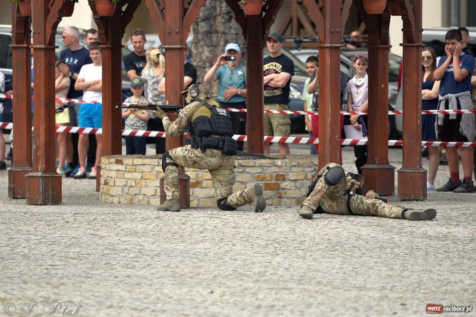 Zdjęcie w galerii na portalu naszraciborz.pl: Atak na konwój. Pokaz grupy interwencyjnej SW na raciborskim zamku [FOTO i WIDEO] wiadomości z regionu