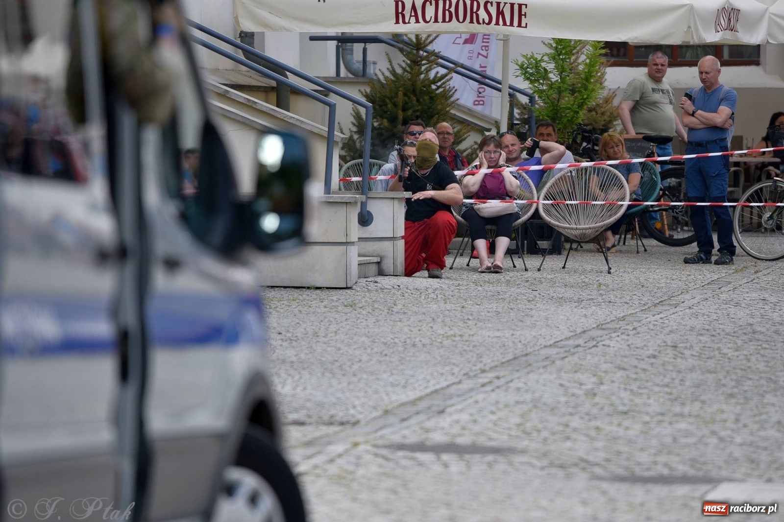 Zdjęcie w galerii na portalu naszraciborz.pl: Atak na konwój. Pokaz grupy interwencyjnej SW na raciborskim zamku [FOTO i WIDEO] wiadomości z regionu