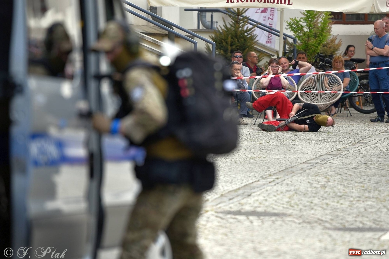 Zdjęcie w galerii na portalu naszraciborz.pl: Atak na konwój. Pokaz grupy interwencyjnej SW na raciborskim zamku [FOTO i WIDEO] wiadomości z regionu