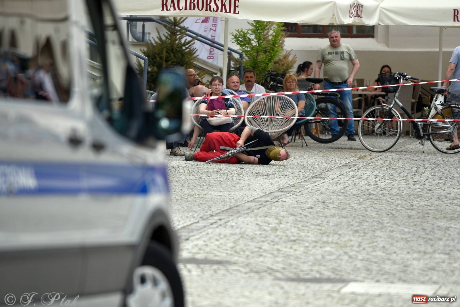 Zdjęcie w galerii na portalu naszraciborz.pl: Atak na konwój. Pokaz grupy interwencyjnej SW na raciborskim zamku [FOTO i WIDEO] wiadomości z regionu