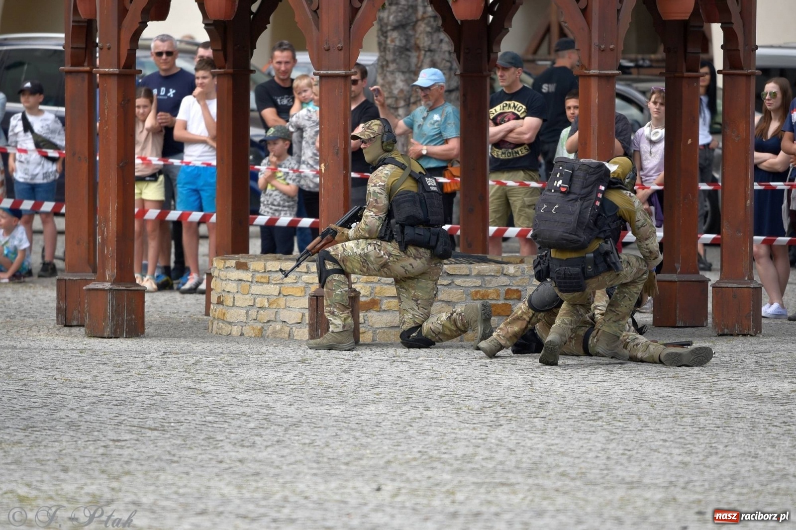 Zdjęcie w galerii na portalu naszraciborz.pl: Atak na konwój. Pokaz grupy interwencyjnej SW na raciborskim zamku [FOTO i WIDEO] wiadomości z regionu