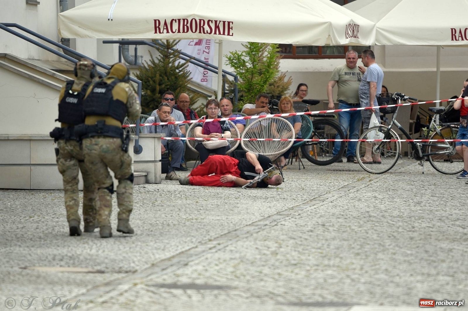 Zdjęcie w galerii na portalu naszraciborz.pl: Atak na konwój. Pokaz grupy interwencyjnej SW na raciborskim zamku [FOTO i WIDEO] wiadomości z regionu