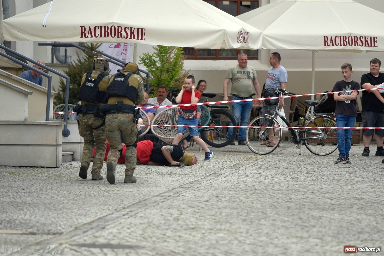 Zdjęcie w galerii na portalu naszraciborz.pl: Atak na konwój. Pokaz grupy interwencyjnej SW na raciborskim zamku [FOTO i WIDEO] wiadomości z regionu