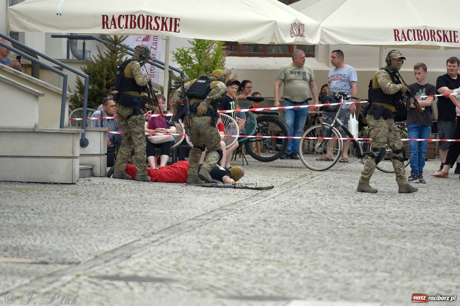 Zdjęcie w galerii na portalu naszraciborz.pl: Atak na konwój. Pokaz grupy interwencyjnej SW na raciborskim zamku [FOTO i WIDEO] wiadomości z regionu