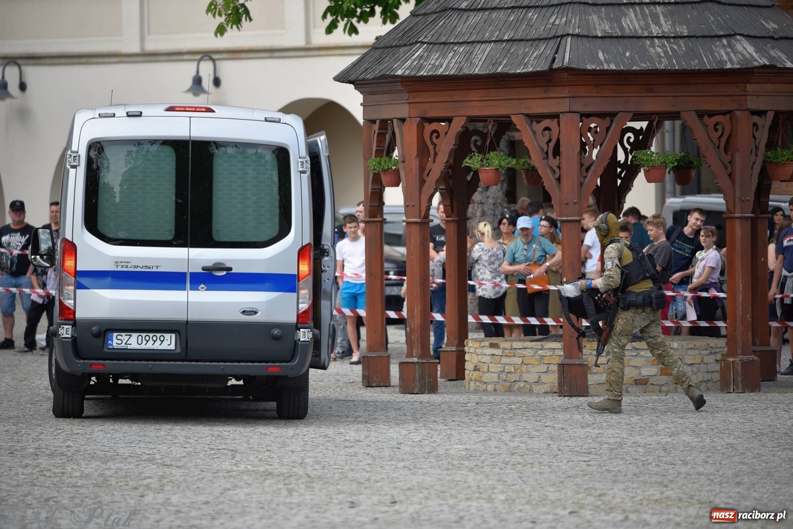 Zdjęcie w galerii na portalu naszraciborz.pl: Atak na konwój. Pokaz grupy interwencyjnej SW na raciborskim zamku [FOTO i WIDEO] wiadomości z regionu
