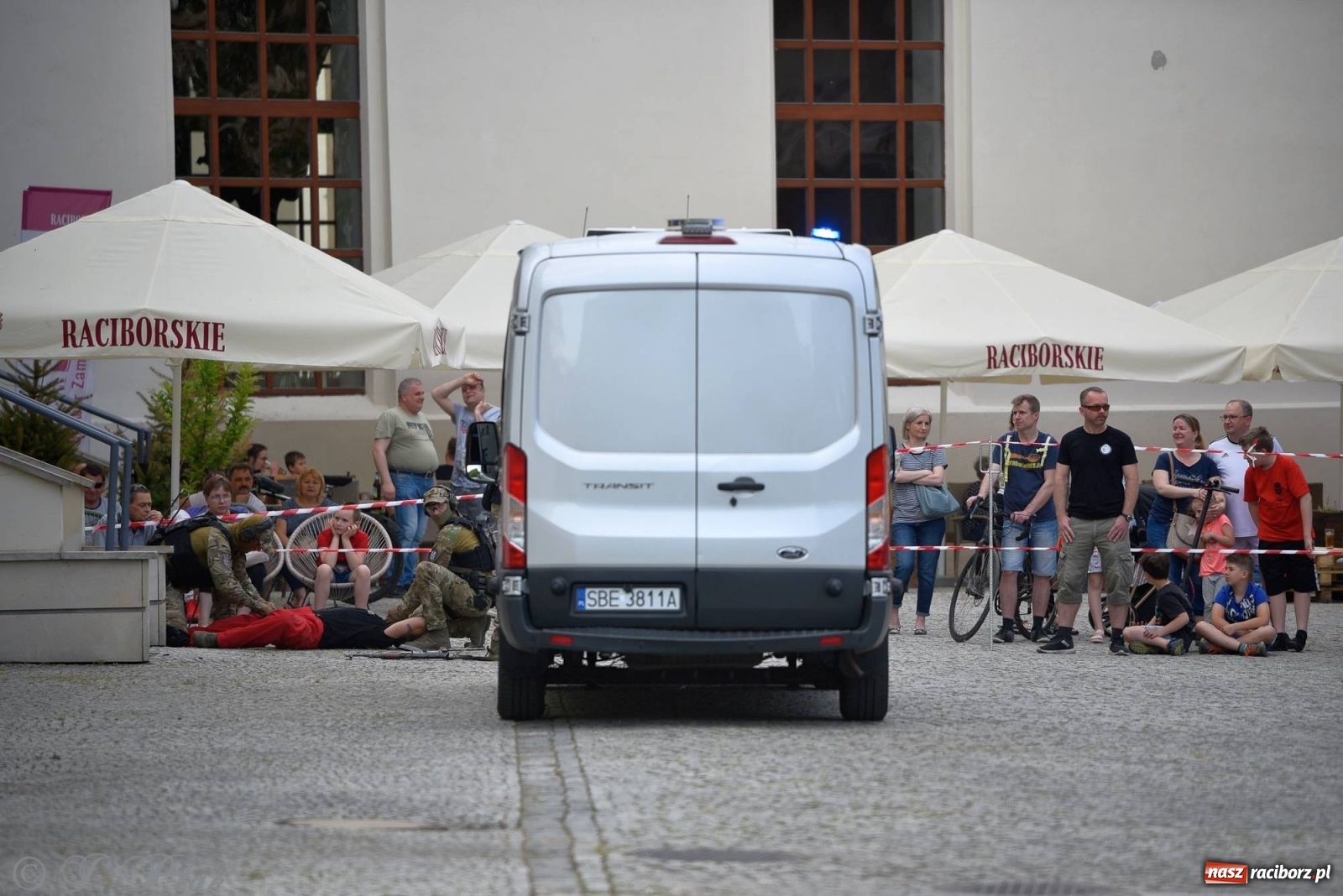Zdjęcie w galerii na portalu naszraciborz.pl: Atak na konwój. Pokaz grupy interwencyjnej SW na raciborskim zamku [FOTO i WIDEO] wiadomości z regionu