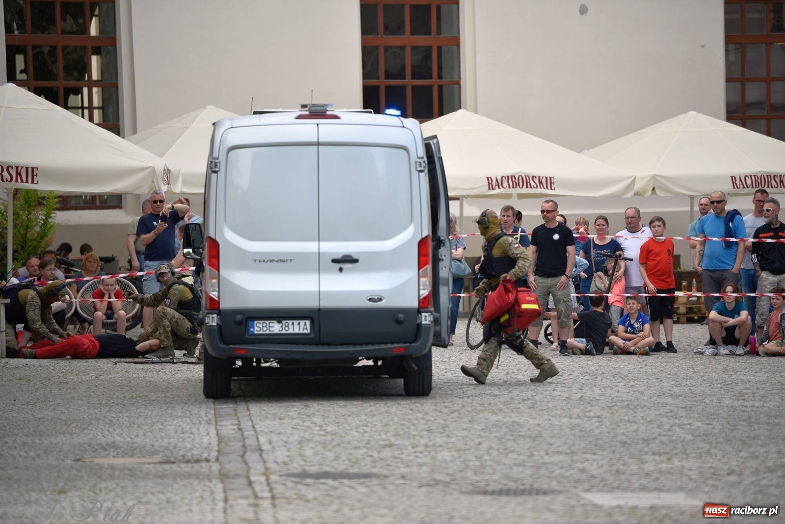 Zdjęcie w galerii na portalu naszraciborz.pl: Atak na konwój. Pokaz grupy interwencyjnej SW na raciborskim zamku [FOTO i WIDEO] wiadomości z regionu