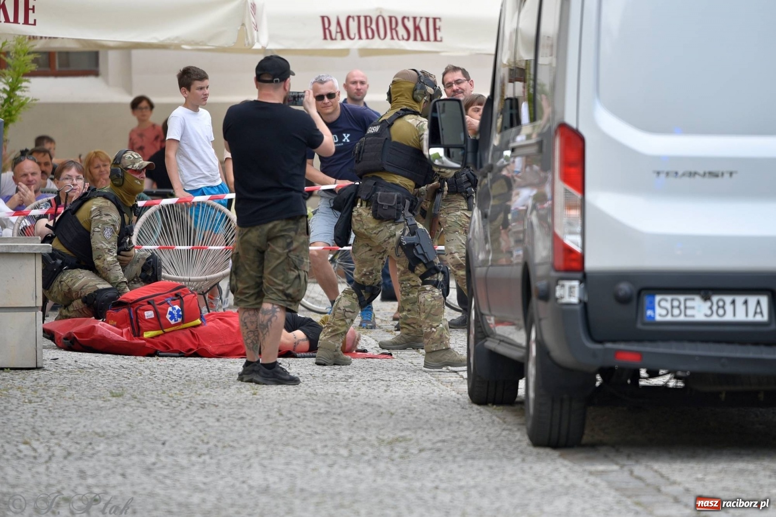 Zdjęcie w galerii na portalu naszraciborz.pl: Atak na konwój. Pokaz grupy interwencyjnej SW na raciborskim zamku [FOTO i WIDEO] wiadomości z regionu