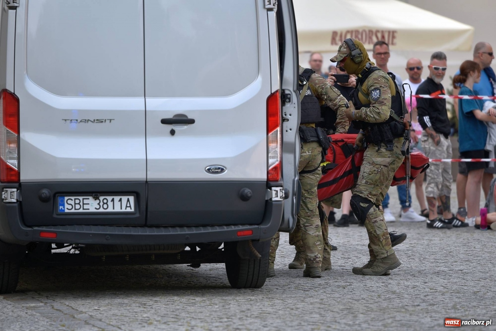 Zdjęcie w galerii na portalu naszraciborz.pl: Atak na konwój. Pokaz grupy interwencyjnej SW na raciborskim zamku [FOTO i WIDEO] wiadomości z regionu